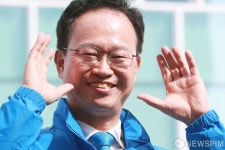 미소 가득한 송재봉 더불어민주당 청주시청원구 국회의원 후보
