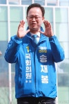 시민들과 인사 나누는 송재봉 더불어민주당 청주시청원구 후보