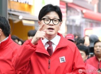 한동훈, 가락시장서 공식 선거운동 시작...정치·민생개혁 내걸고 전진