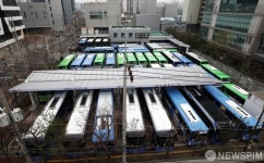 차고지에 멈춘 서울 시내버스