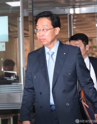 법원 들어서는 전준경 전 민주연구원 부원장