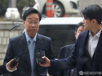 '억대 금품수수 혐의' 전준경 전 부원장 법정 출석