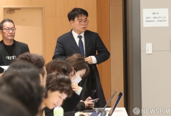 입장하는 임현택 의협 회장 당선인