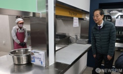 동소문행복기숙사점 | 동소문 행복기숙사 구내식당 관계자에게 인사하는 한덕수 국무총리