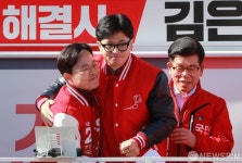 포옹하는 한동훈 비상대책위원장 - 윤용근 성남시중원구 국회의원 후보