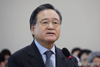 '민주노총 탈퇴 강요' 허영인 SPC 회장 체포...검찰 압송