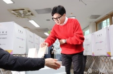 투표하는 한동훈 국민의힘 비상대책위원장