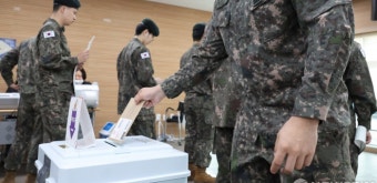 22대 총선 사전투표하는 군인들