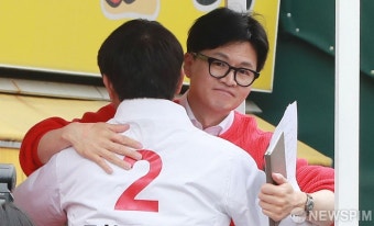 포옹하는 한동훈 비상대책위원장 - 윤상현 후보