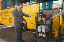 하윤수 부산교육감, 특수학교 학생 등교 맞이