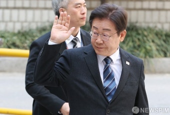 지지자들에게 인사하는 이재명 대표