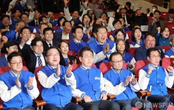 출구조사 바라보는 더불어민주당... '환호'