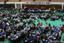본격 시작된 22대 총선 개표 작업