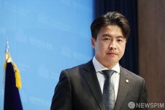 국회 소통관 나서는 오영환 새로운미래 총괄선대위원장