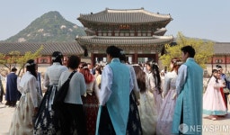 내국인 찾기 힘든 금요일 경복궁 오후