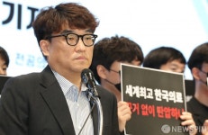 취재진 질문 받는 사직 전공의