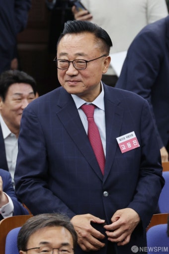 당선자총회 향하는 고동진 국민의힘 당선인