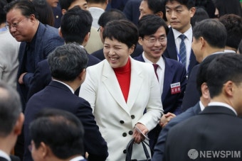 당선자총회 들어서는 김은혜 당선인