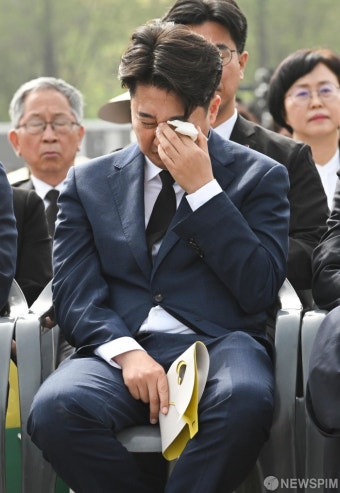 눈물 흘리는 이준석 개혁신당 대표