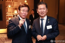 대화 나누는 민병복 뉴스핌 회장 - 정청래 의원