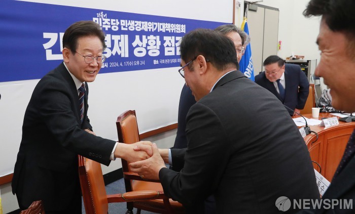 이재명 더불어민주당 대표, 경제 논란 속에서 우클릭하며 전략적 발전 모색