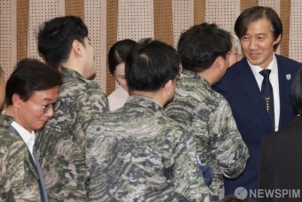해병대 예비역 연대와 인사하는 조국 대표
