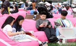 책읽는 서울광장 찾은 어린이들