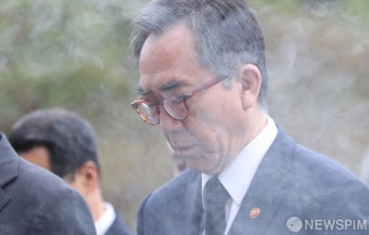 묵념하는 조태열 외교부 장관