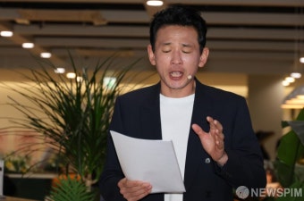 '세계 책의 날' 기념식에서  '맥베스' 낭독회하는 배우 황정민