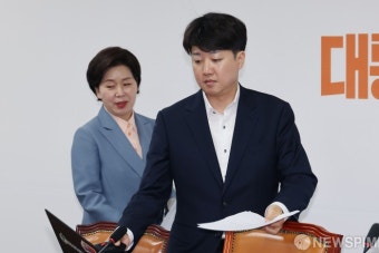 최고위원회의 참석하는 이준석 개혁신당 대표