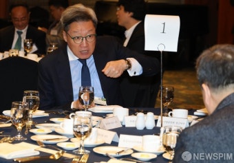 직원 '갑질' 논란 정재호 주중대사의 재외공관장-경제5단체 오찬 간담회 대화
