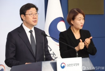 1차 회의 결과 브리핑하는 노연홍 의료개혁특위 위원장