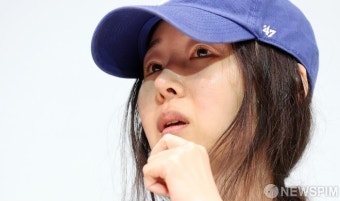 어두운 표정으로 기자회견 참석한 민희진 대표