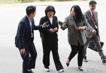 취재진 질문에 답하는 유재은  법무관리관