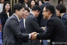인사 나누는 진종오 국민의힘 국회의원 당선인