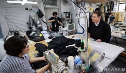 근로자의날, 봉제 사업장 방문한 이정식 장관