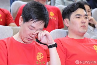 채상병 특검법 가결... 눈물 흘리는 해병대 예비역 연대 회원