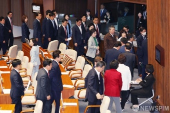 채상병 특검법 본회의 상정.... 퇴장하는 국민의힘