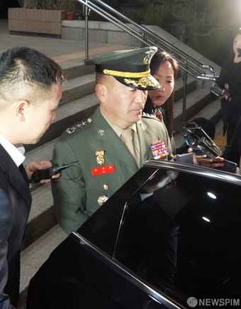 묵묵부답으로 공수처 떠나는 김계환 사령관