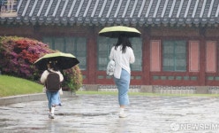 비오는 어린이날 국립민속박물관 산책하는 모녀