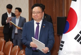 국무회의장 들어서는 조규홍 장관