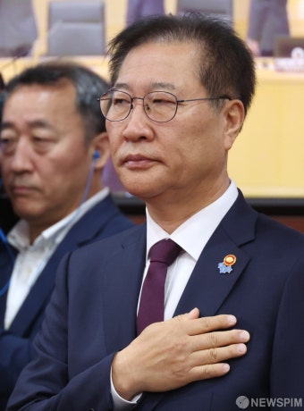 박성재 법무장관, 국기에 경례