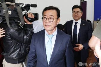 이동하는 박찬대 원내대표 - 홍철호 정무수석