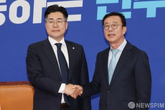 악수하는 박찬대 원내대표 - 홍철호 정무수석