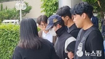 여자친구 살해 의대생, 경찰서 나서며 연신 
