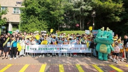이상일 용인시장, 백현초 앞에서 학생 등굣길 안전 캠페인