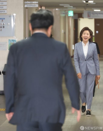 나경원 당선인 마중 나가는 주형환 부위원장