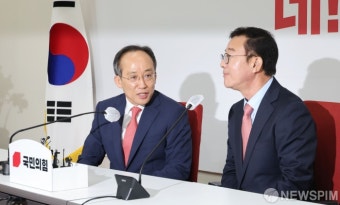 홍철호 정무수석과 대화 나누는 추경호 원내대표