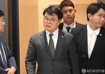 브리핑 룸 입장하는 임현택 의협 회장