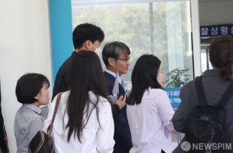 '명품백 제공' 최재영 목사 첫 검찰 출석